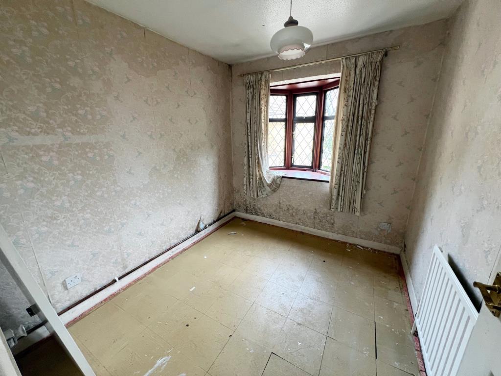 Lot: 19 - DETACHED BUNGALOW FOR REFURBISHMENT - Window to front aspect with storage cupboard